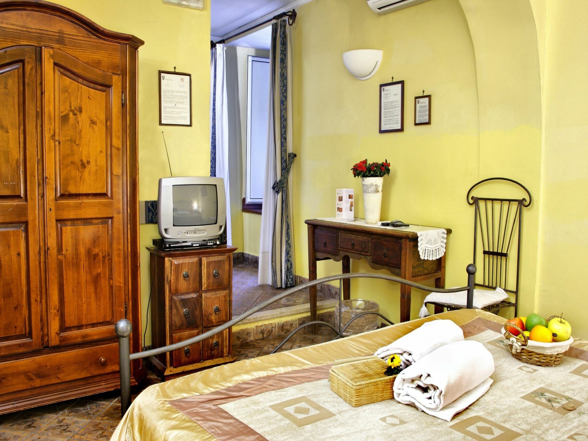 B&B L'Alloggio Dei Vassalli Наполи Екстериор снимка